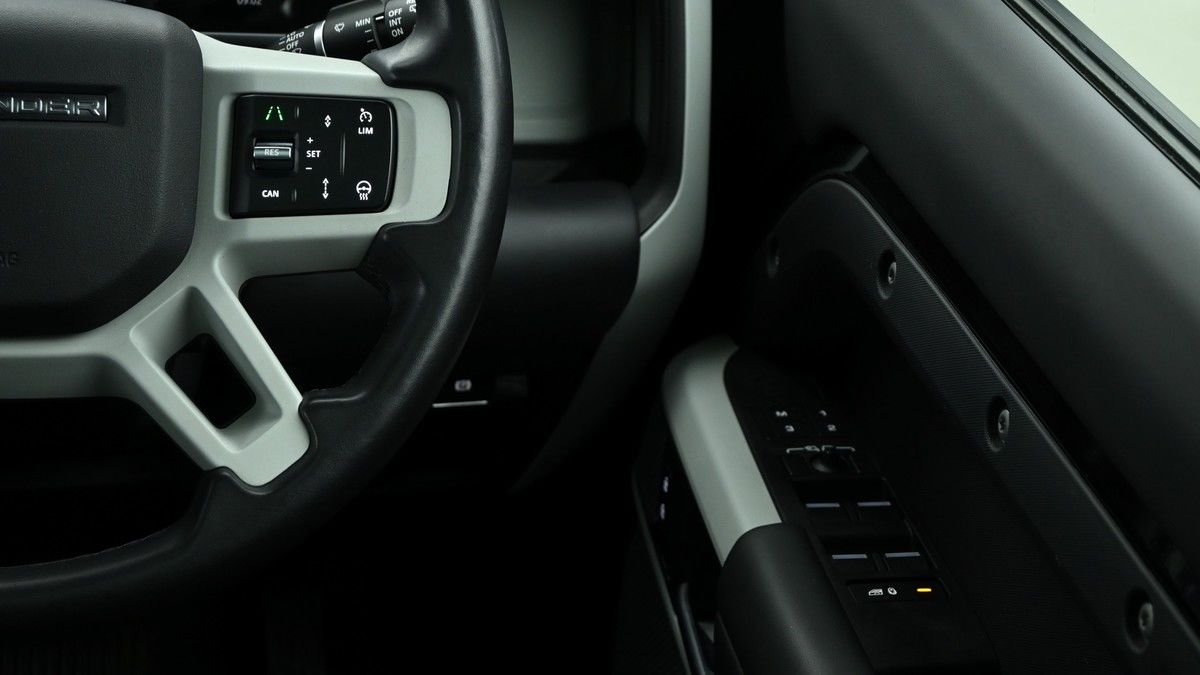 Land Rover Defender 130 Image 16