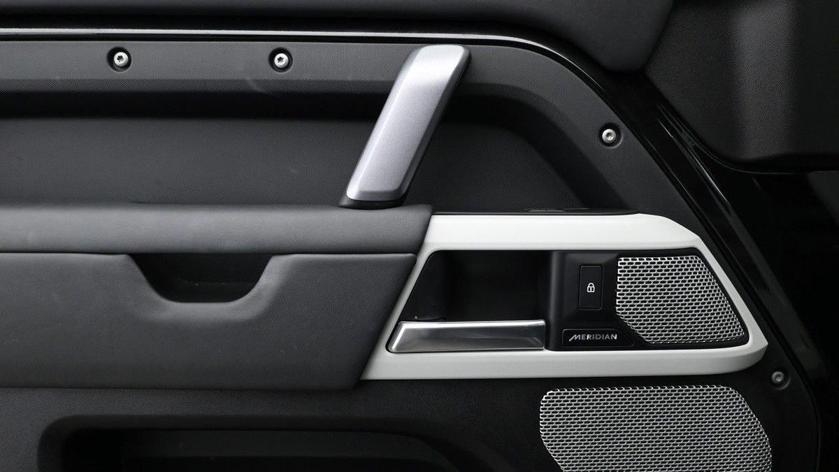 Land Rover Defender 130 Image 13