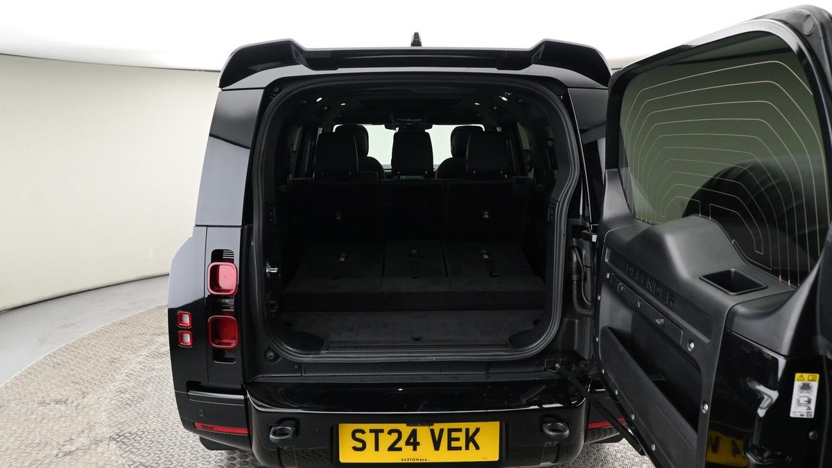 Land Rover Defender 130 Image 10
