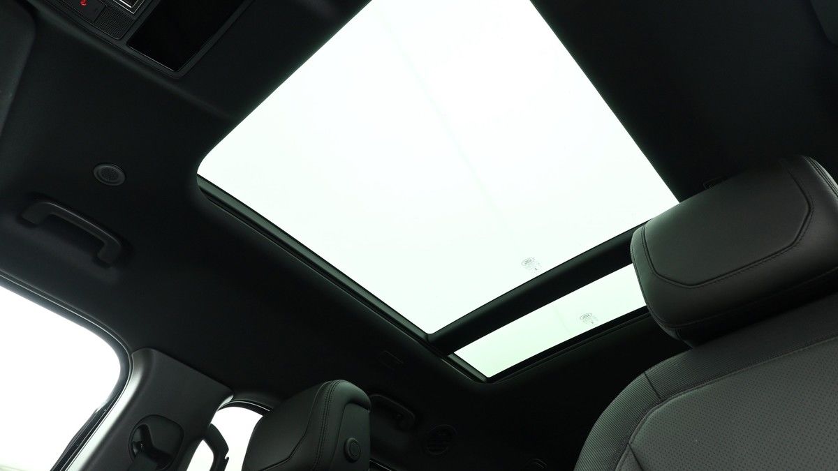 Land Rover Defender 130 Image 2