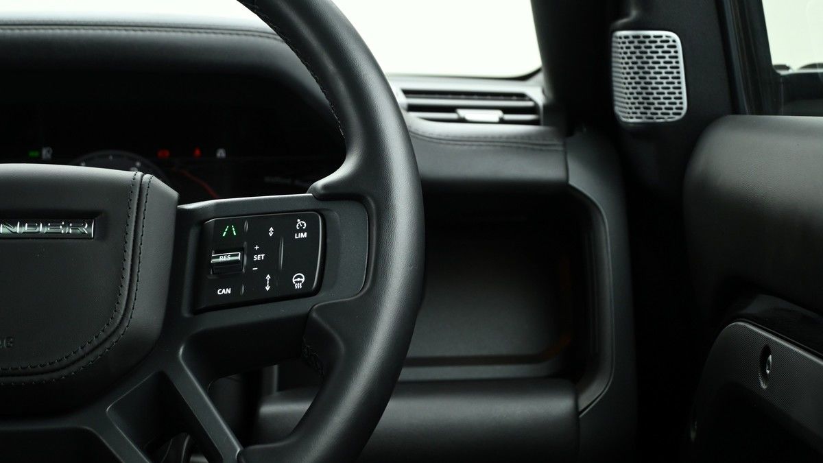 Land Rover Defender 130 Image 16