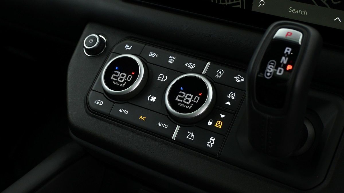 Land Rover Defender 130 Image 13