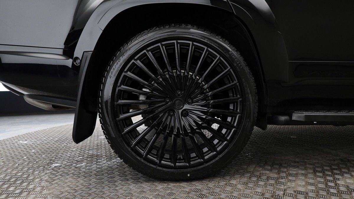 Land Rover Defender 130 Image 9