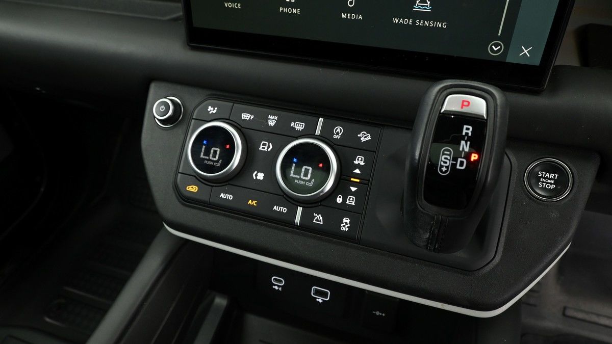 Land Rover Defender 130 Image 12