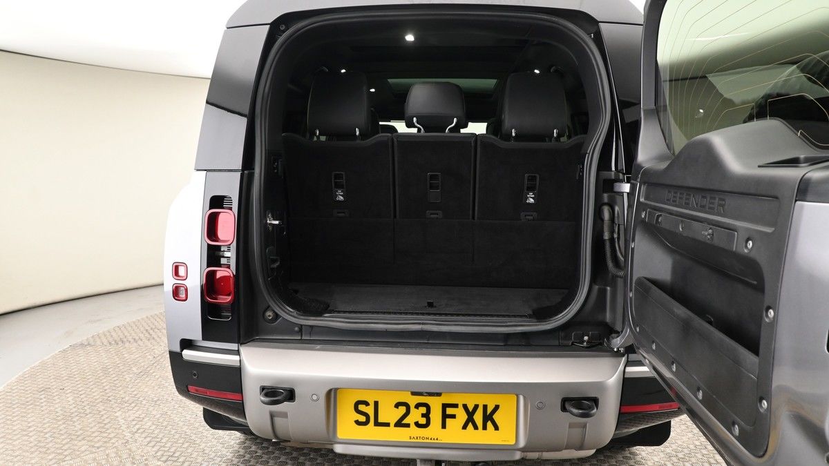 Land Rover Defender 130 Image 10