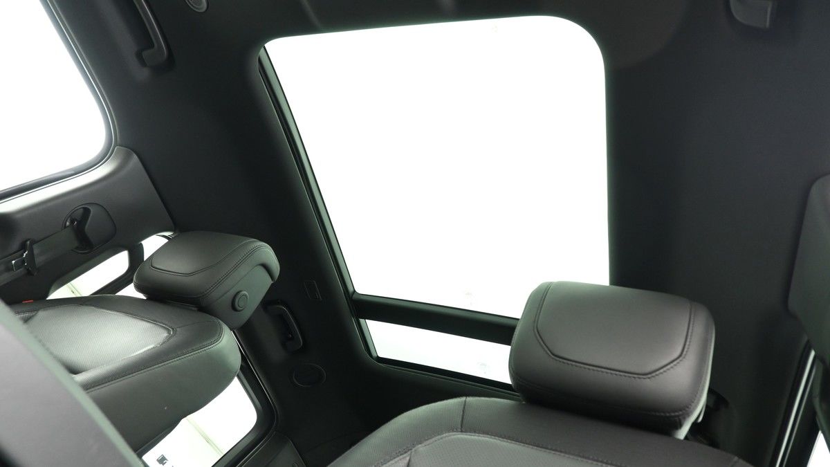 Land Rover Defender 130 Image 2