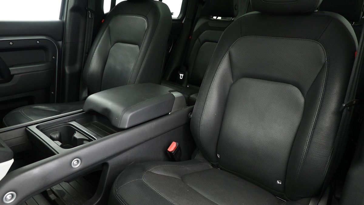 Land Rover Defender 130 Image 4