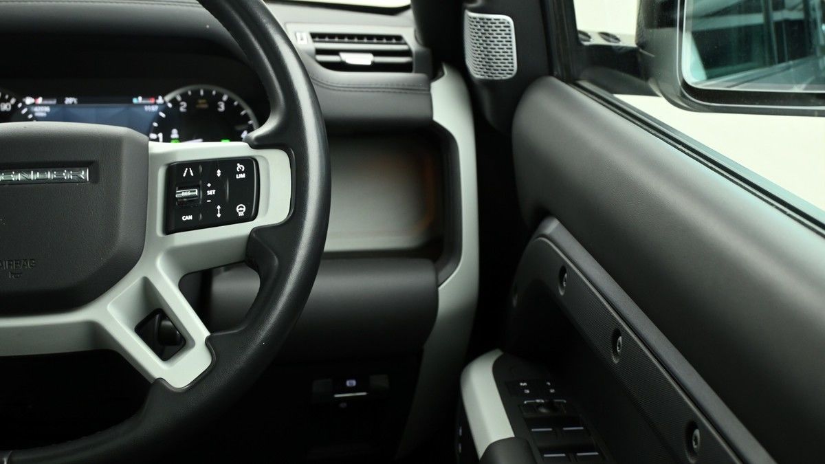Land Rover Defender 130 Image 16