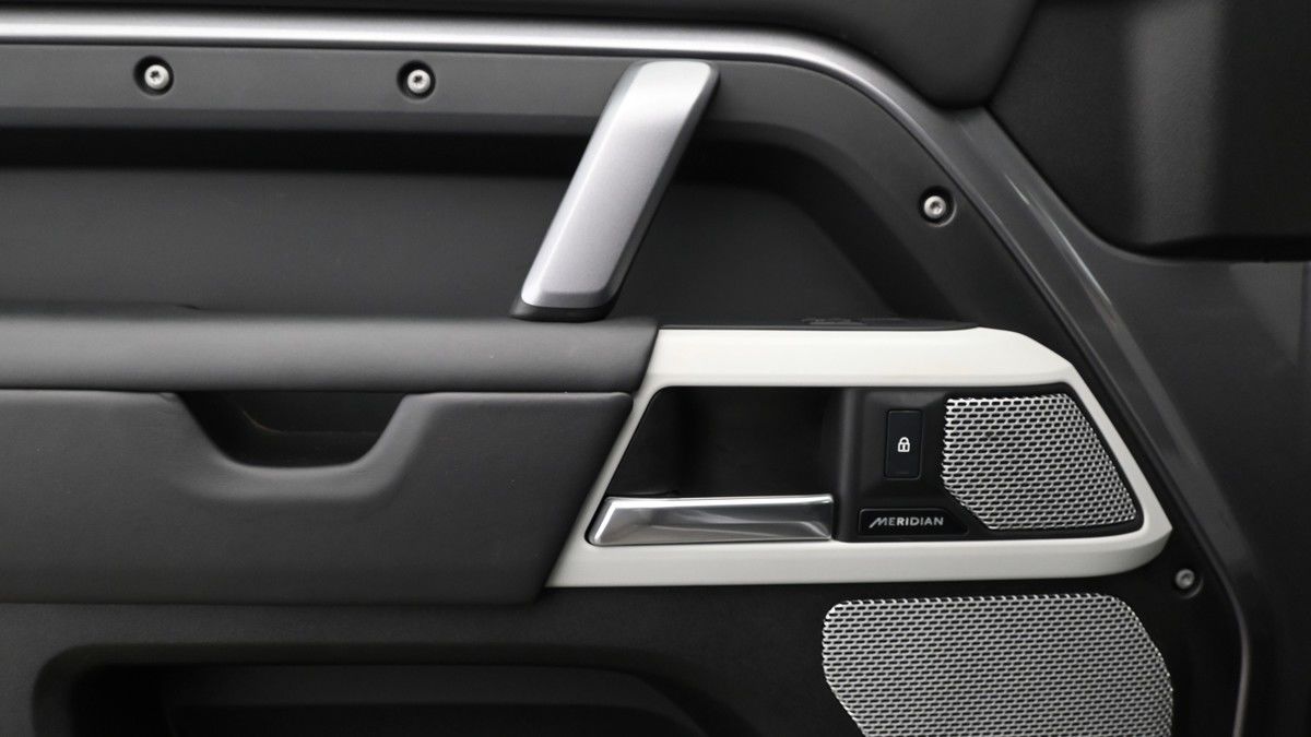 Land Rover Defender 130 Image 13