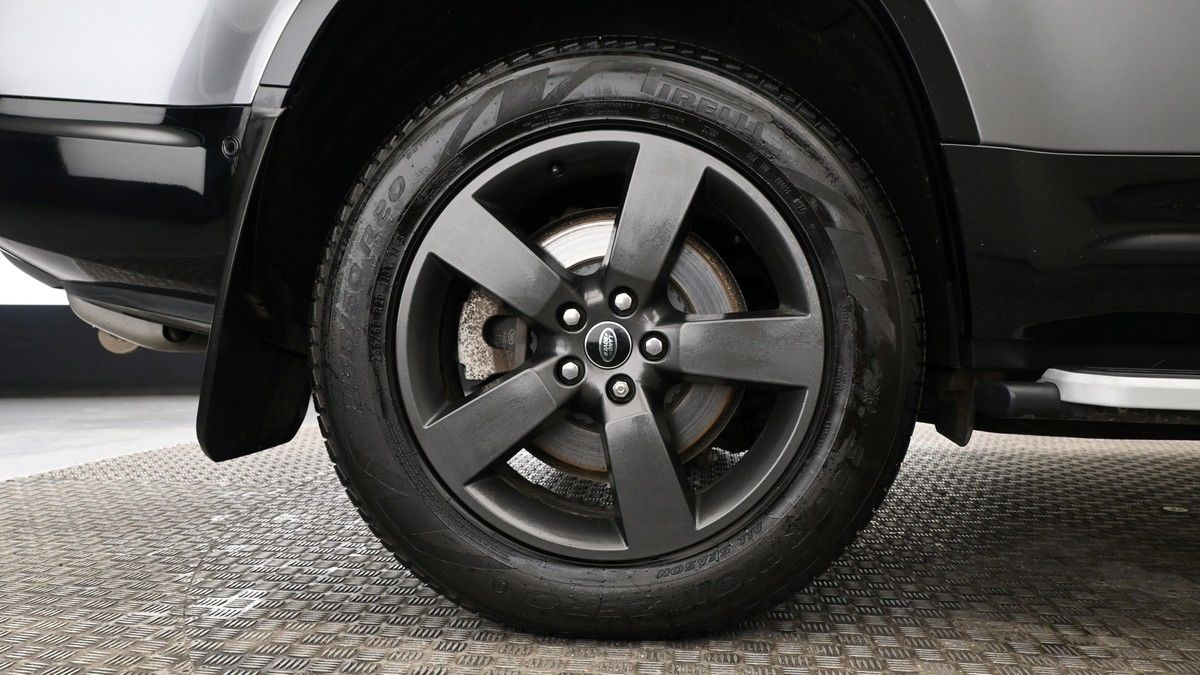 Land Rover Defender 130 Image 9