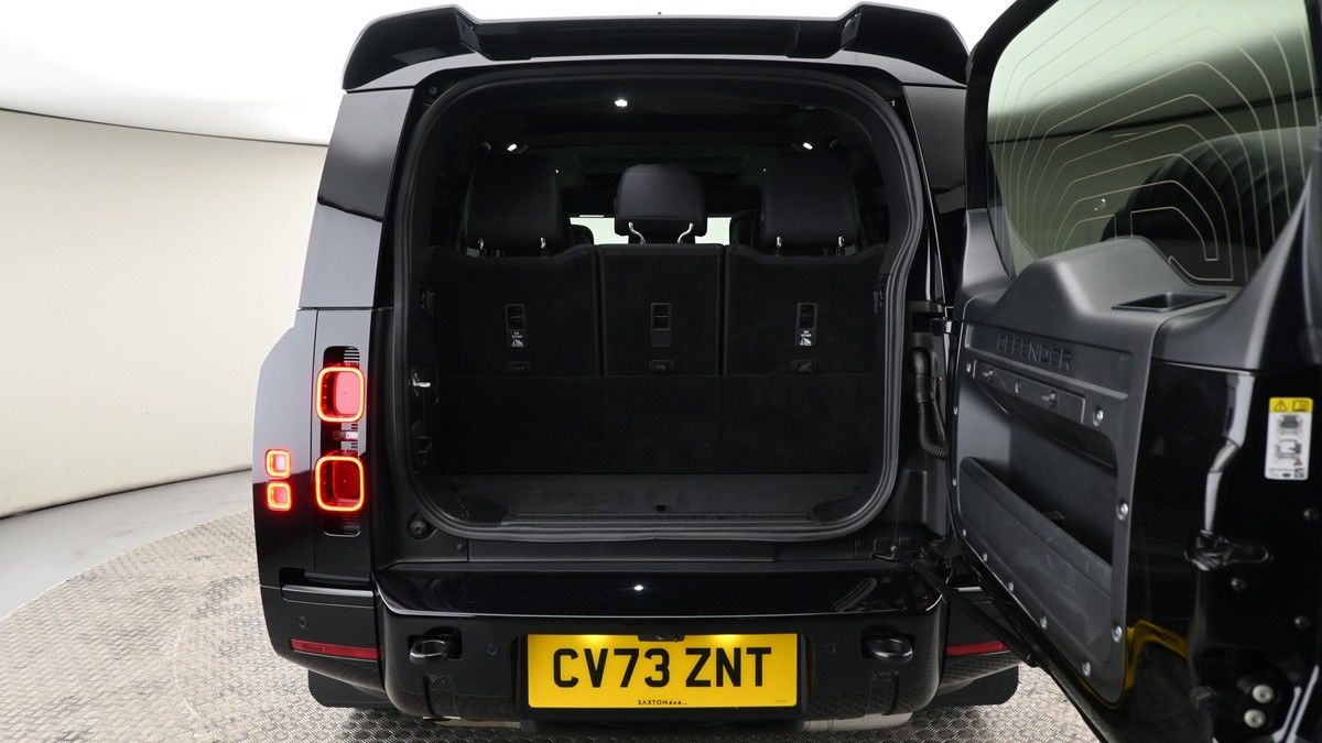 Land Rover Defender 130 Image 10