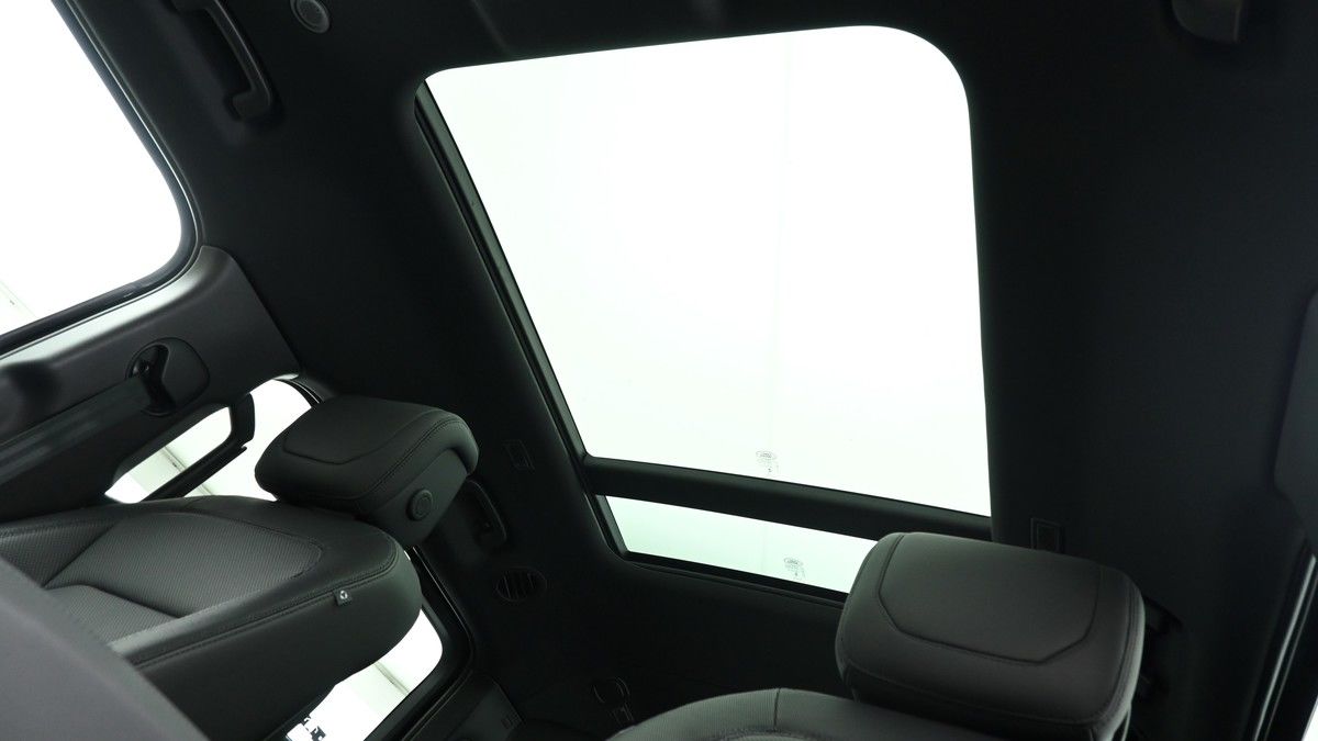 Land Rover Defender 130 Image 2