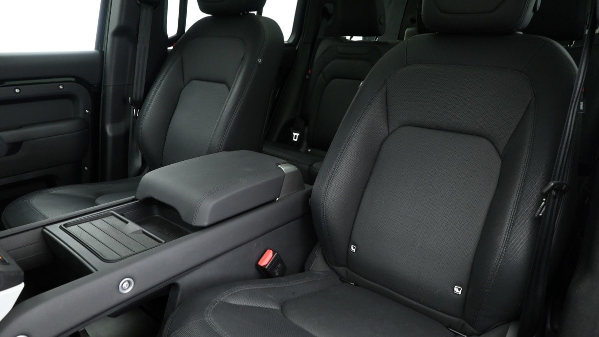 Land Rover Defender 130 Image 4