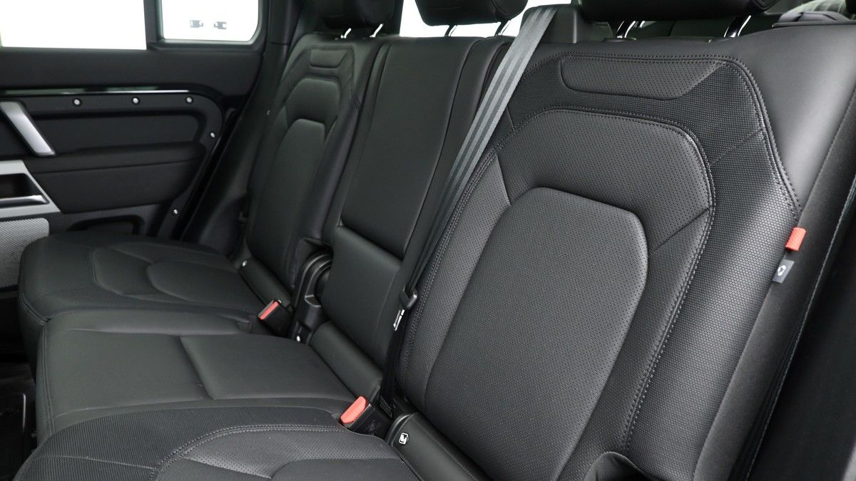 Land Rover Defender 130 Image 5