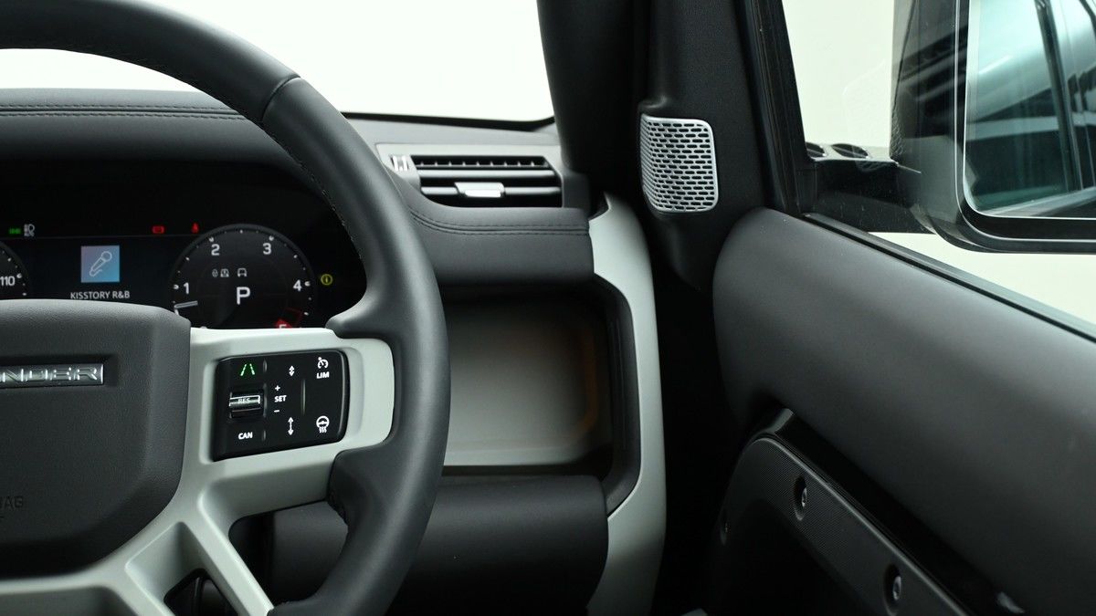 Land Rover Defender 130 Image 16