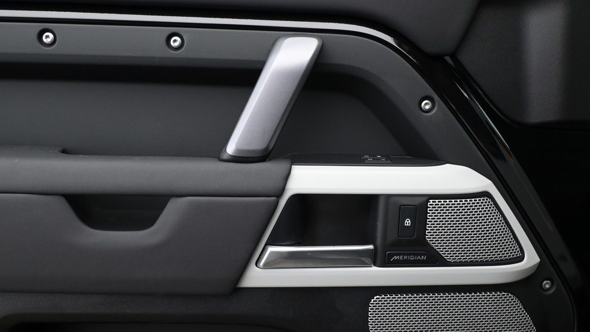 Land Rover Defender 130 Image 13