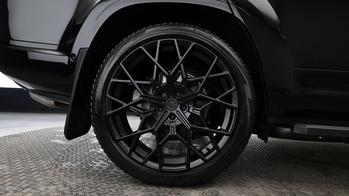 Land Rover Defender 130 Image 9