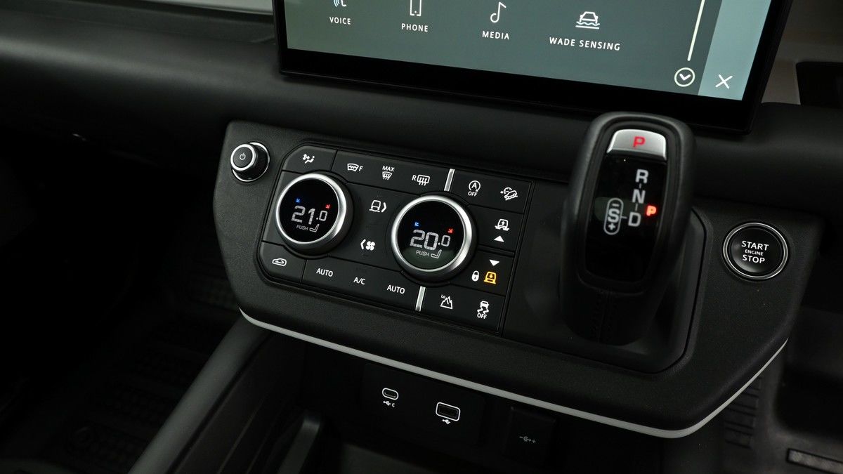 Land Rover Defender 130 Image 12