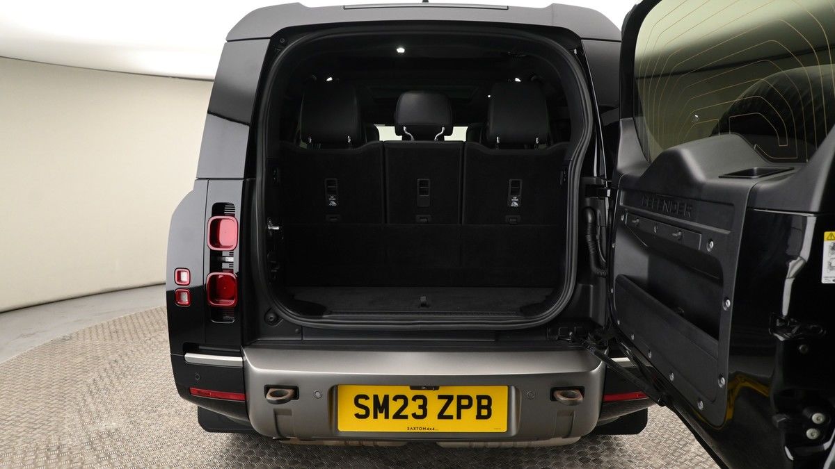 Land Rover Defender 130 Image 10