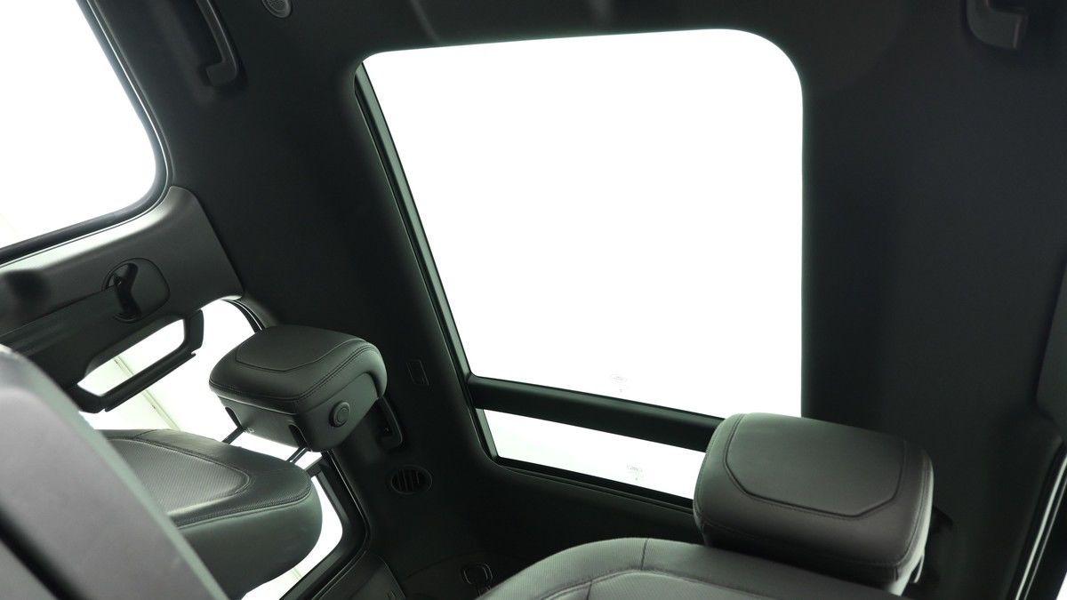 Land Rover Defender 130 Image 2