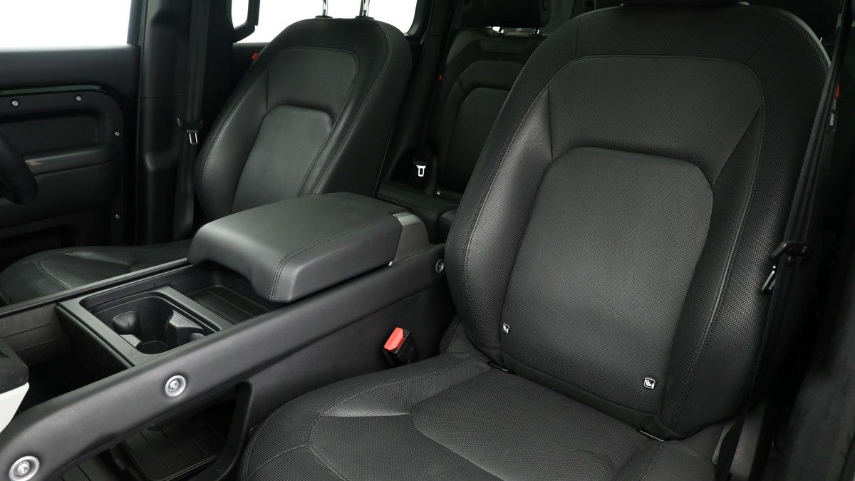 Land Rover Defender 130 Image 4