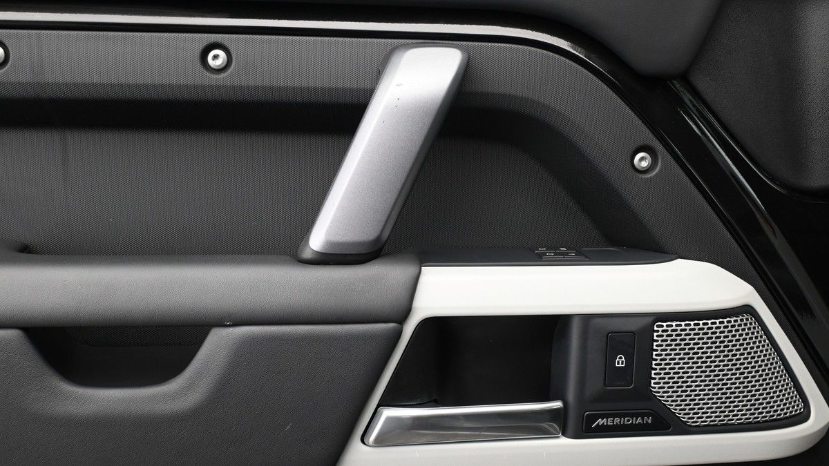Land Rover Defender 130 Image 13