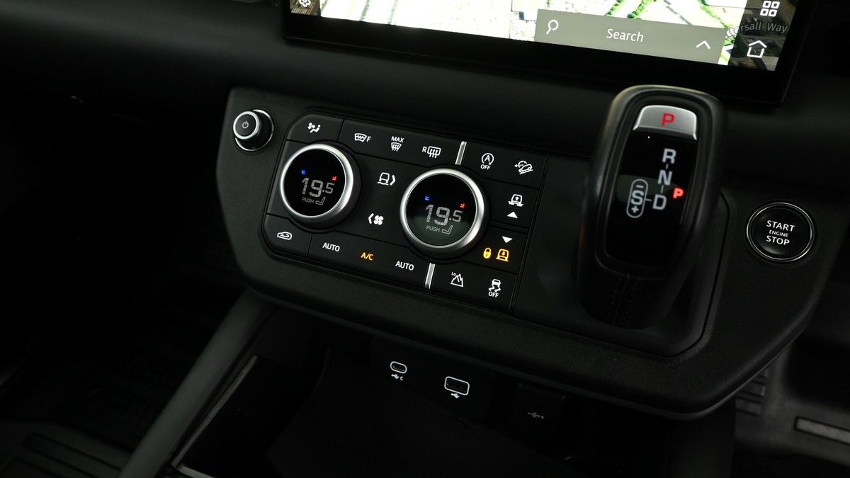 Land Rover Defender 130 Urban Image 16