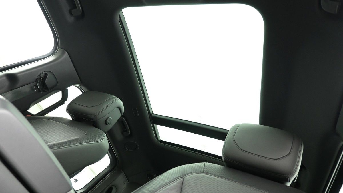 Land Rover Defender 130 Urban Image 2