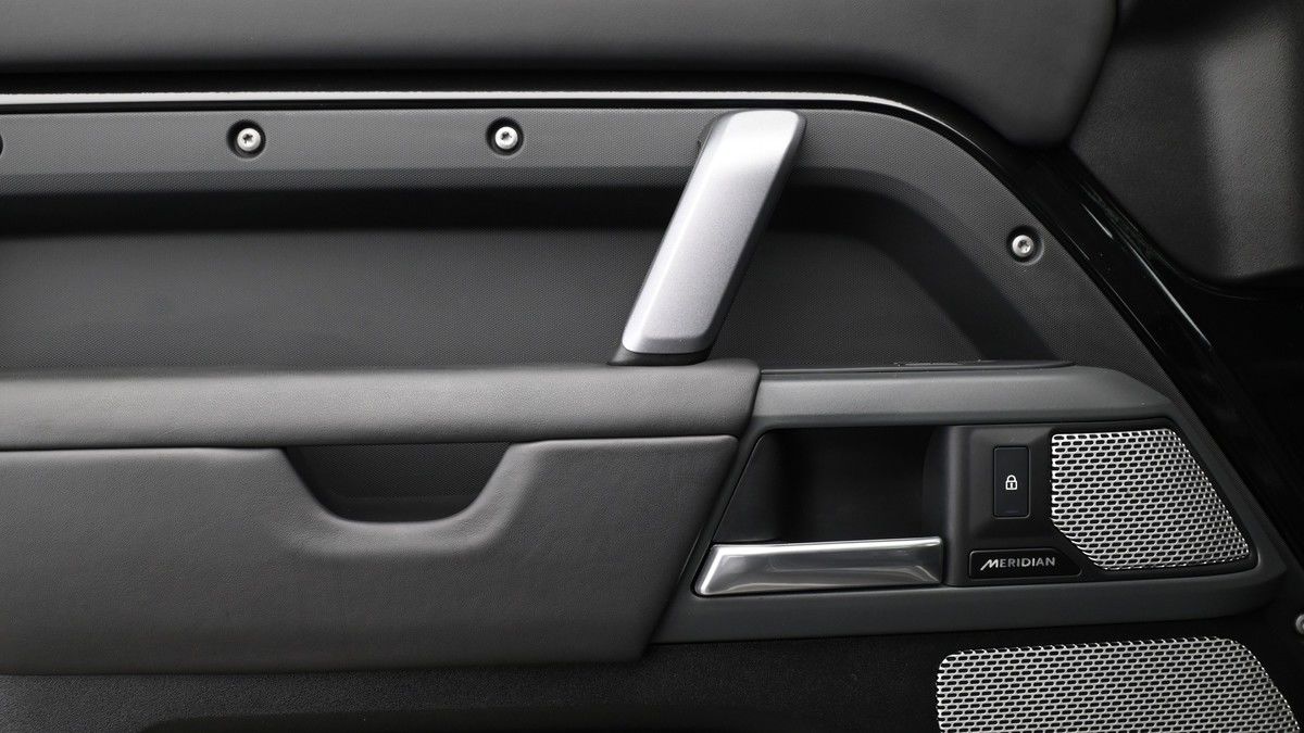 Land Rover Defender 130 Urban Image 17