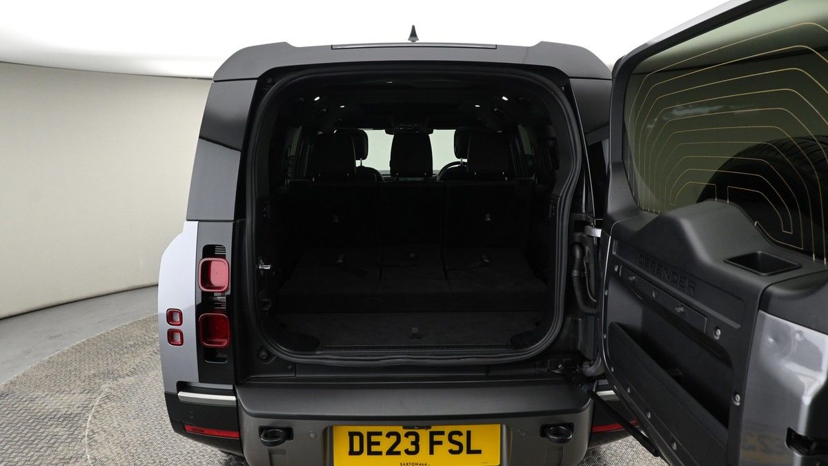 Land Rover Defender 130 Image 10