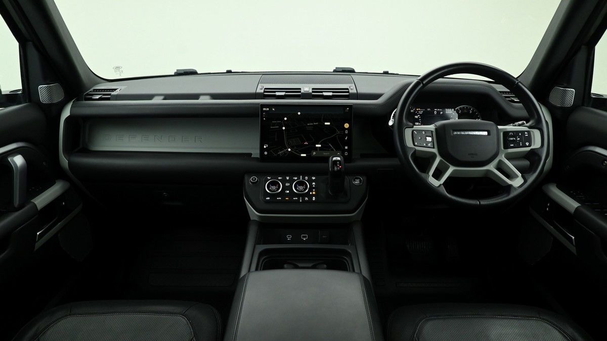 Land Rover Defender 130 Image 14
