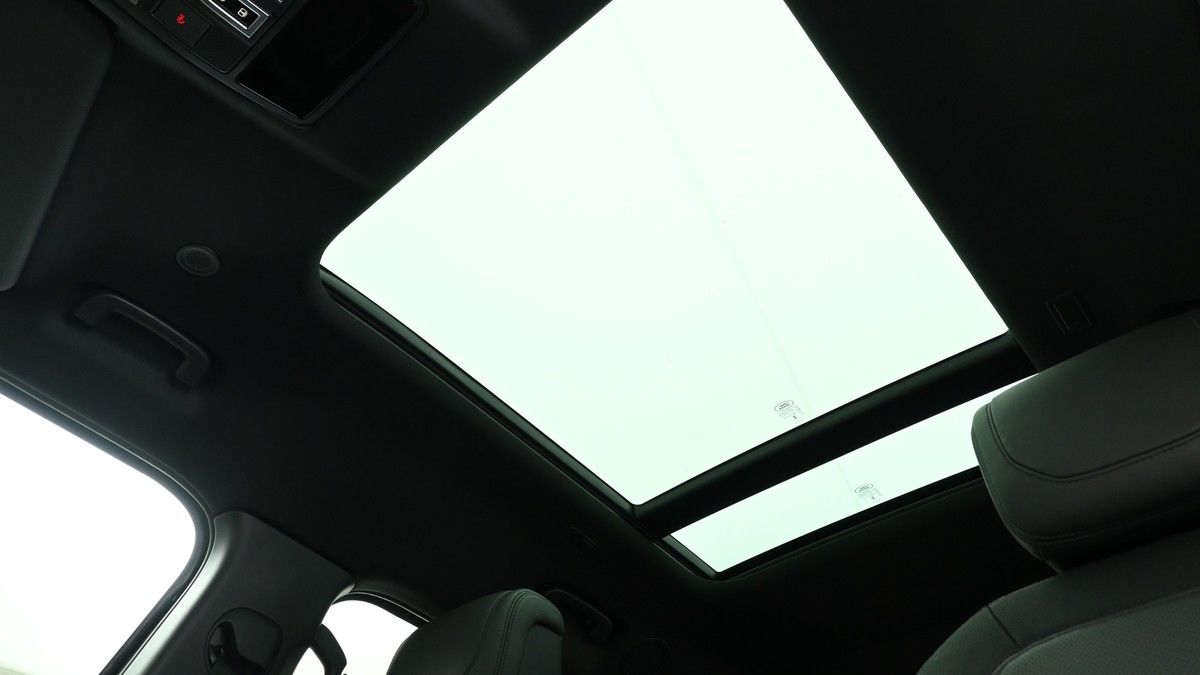 Land Rover Defender 130 Image 2