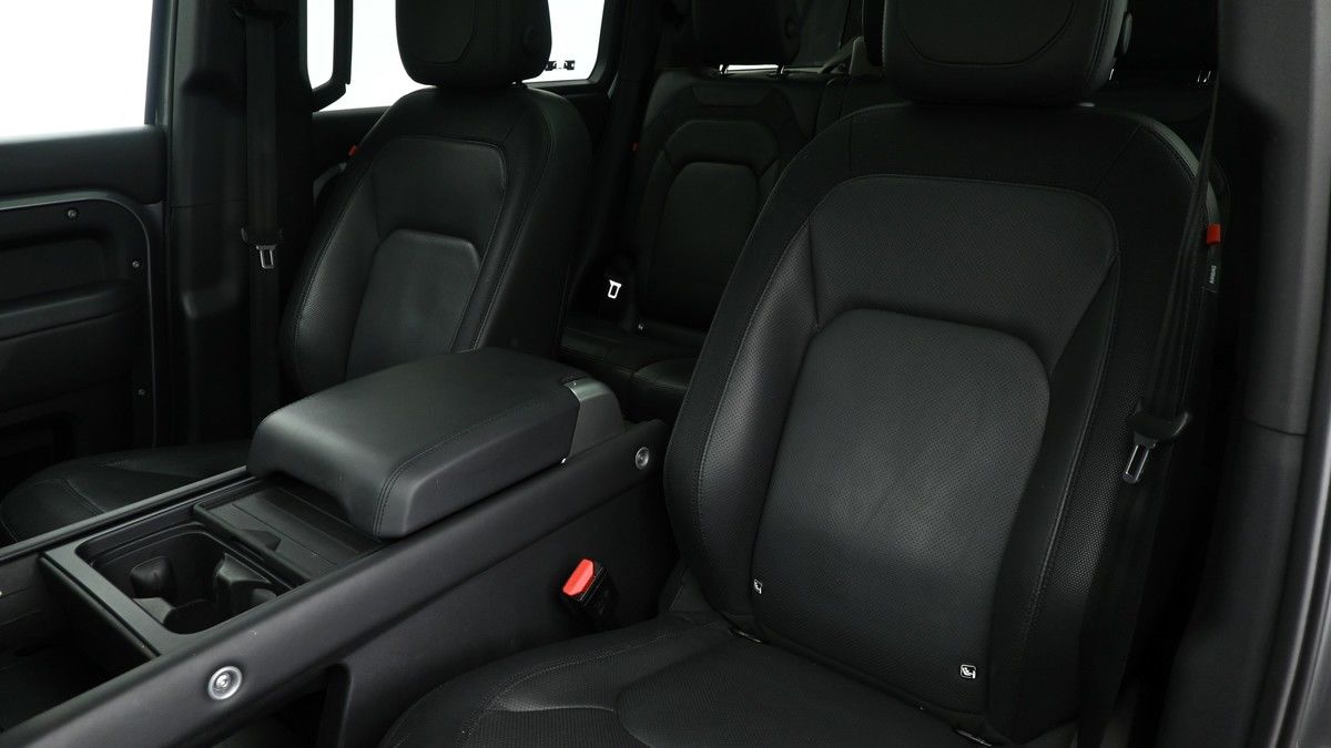 Land Rover Defender 130 Image 4