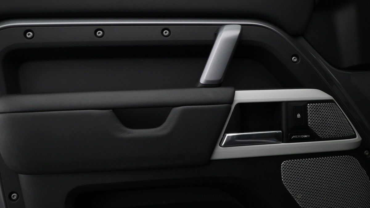 Land Rover Defender 130 Image 13