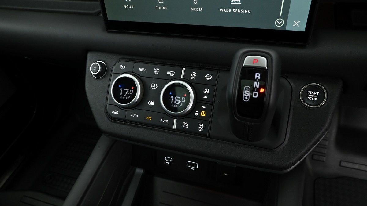 Land Rover Defender 130 Image 12