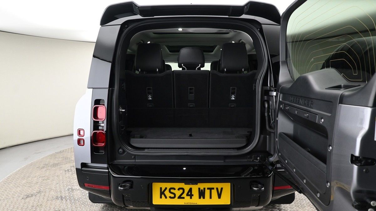 Land Rover Defender 130 Image 10