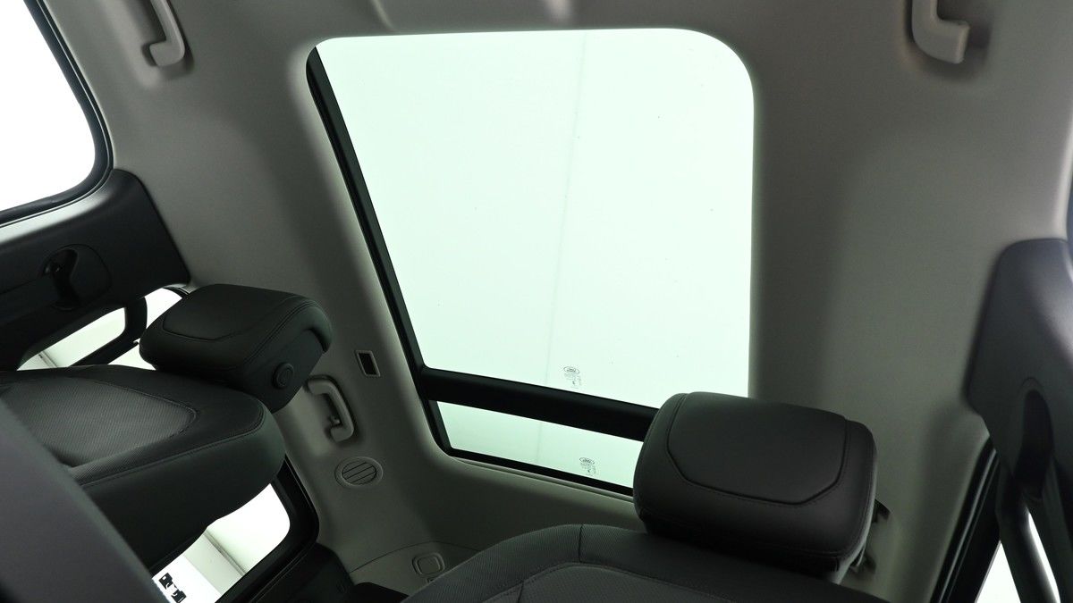 Land Rover Defender 130 Image 2
