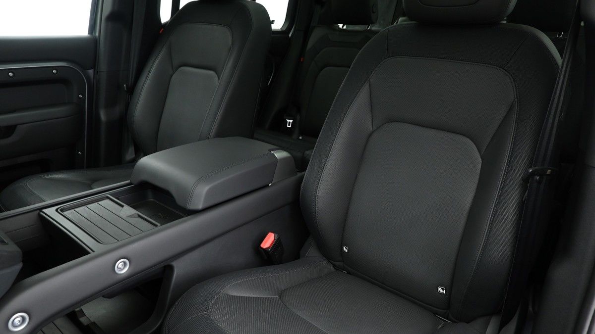 Land Rover Defender 130 Image 4