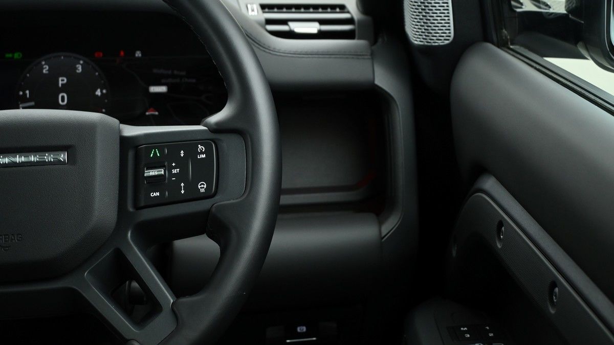 Land Rover Defender 130 Image 16