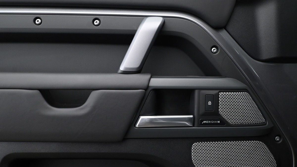 Land Rover Defender 130 Image 13
