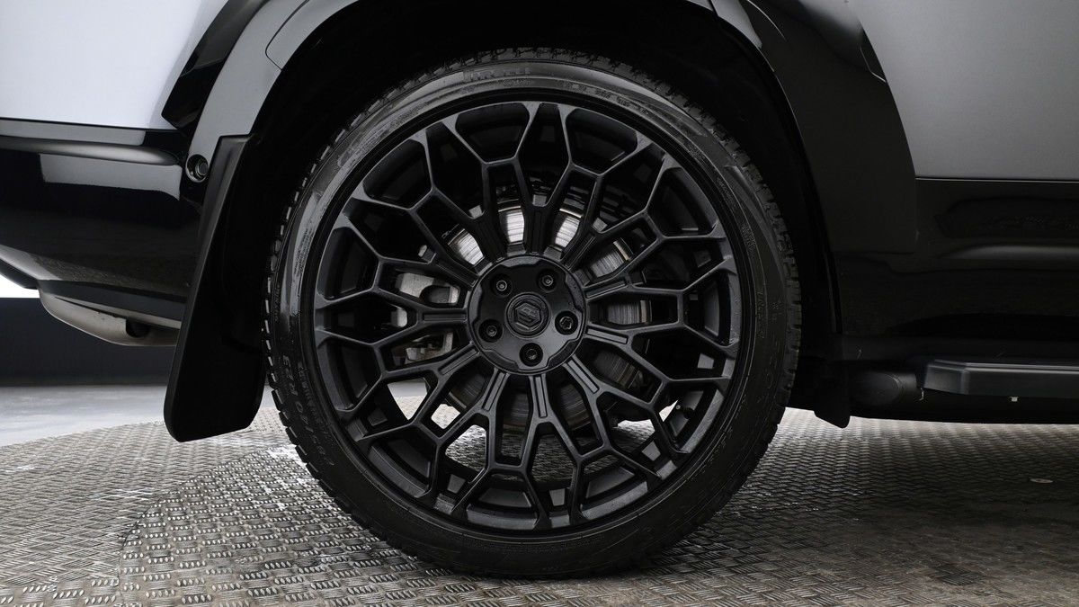 Land Rover Defender 130 Image 9