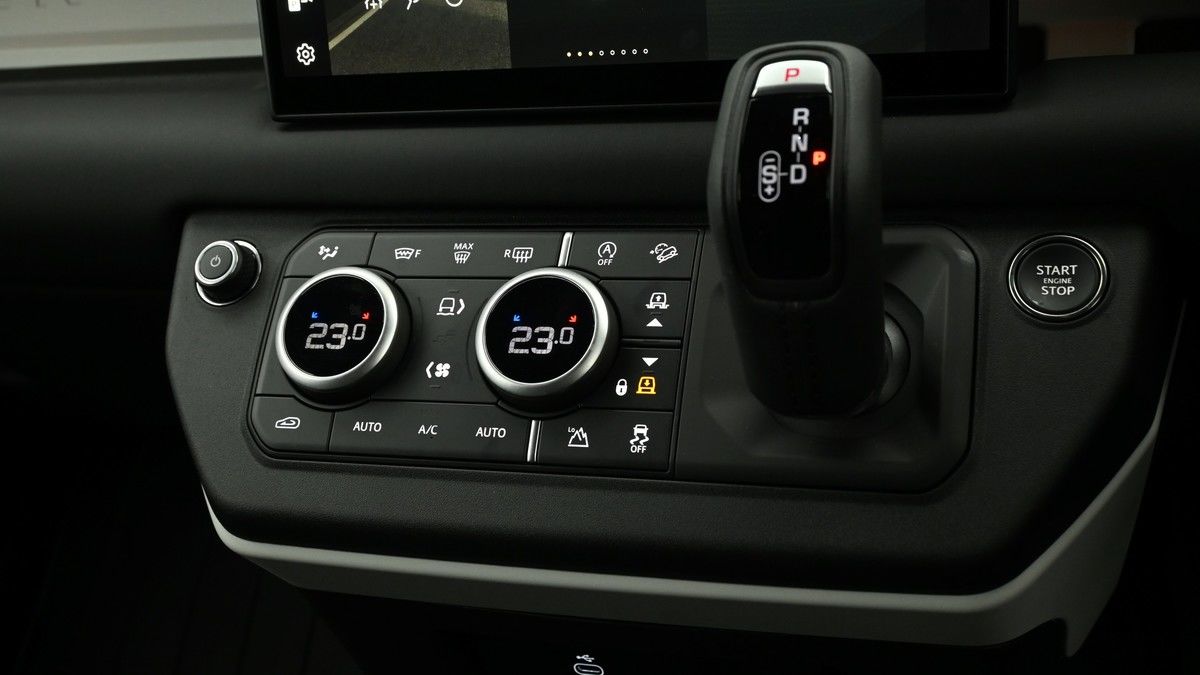 Land Rover Defender 90 Image 24