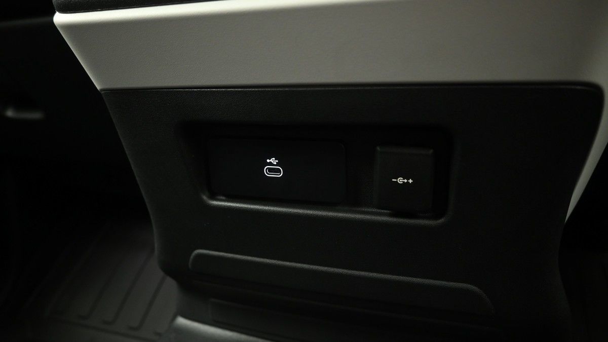 Land Rover Defender 90 Image 9
