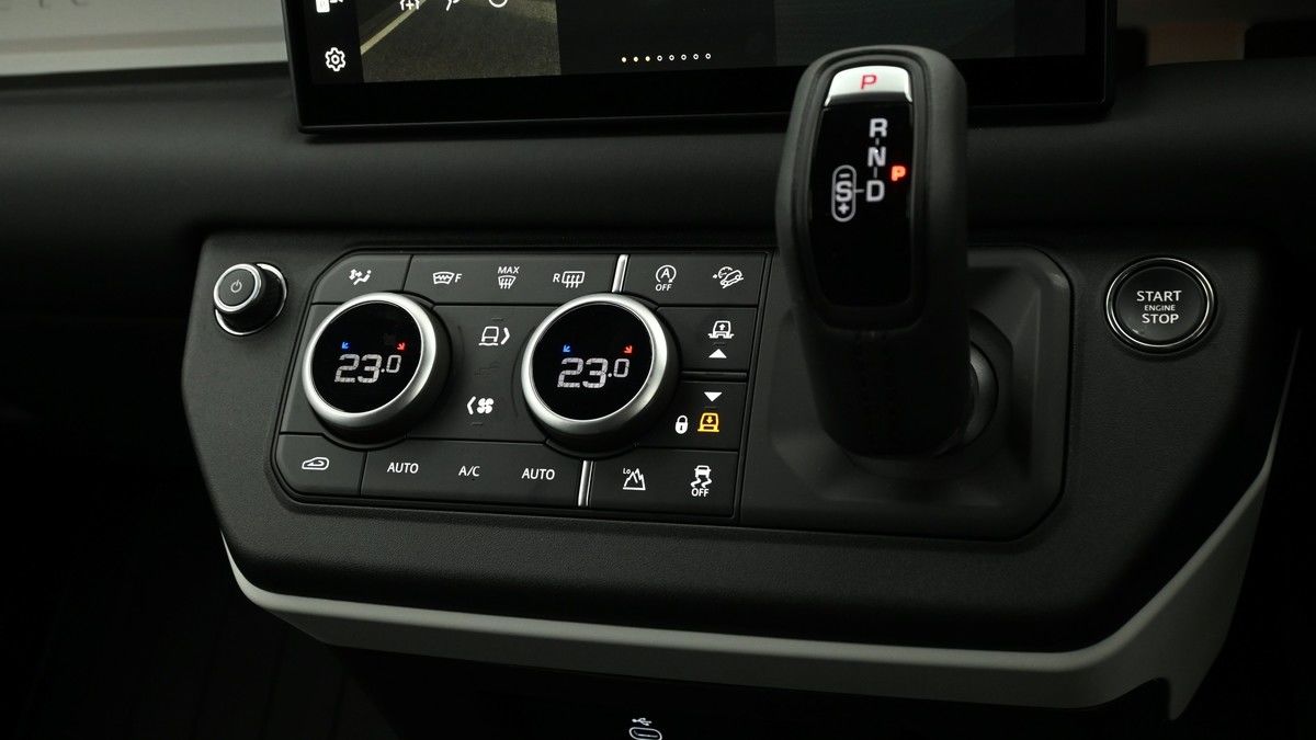 Land Rover Defender 90 Image 15