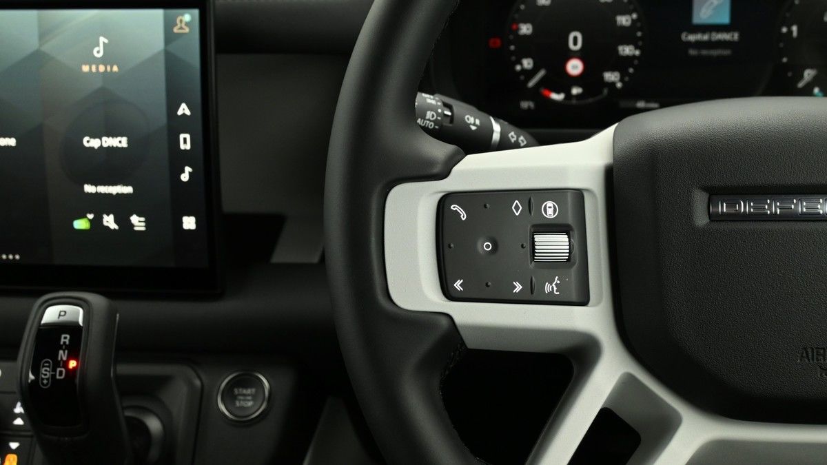 Land Rover Defender 90 Image 21