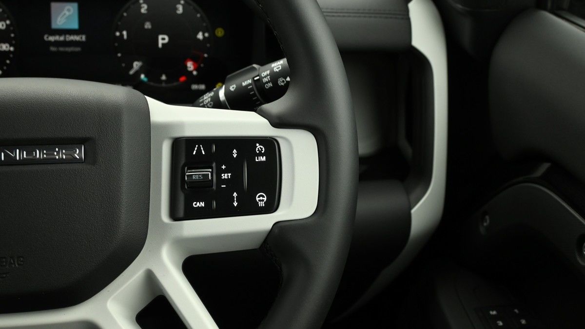 Land Rover Defender 90 Image 23