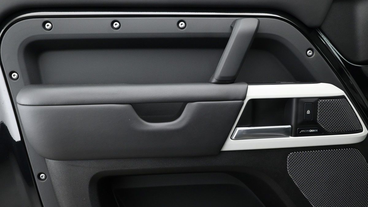 Land Rover Defender 90 Image 10