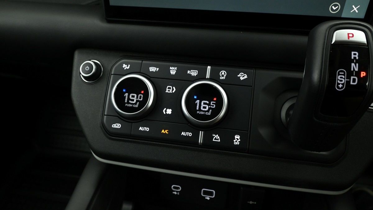 Land Rover Defender 110 Image 12