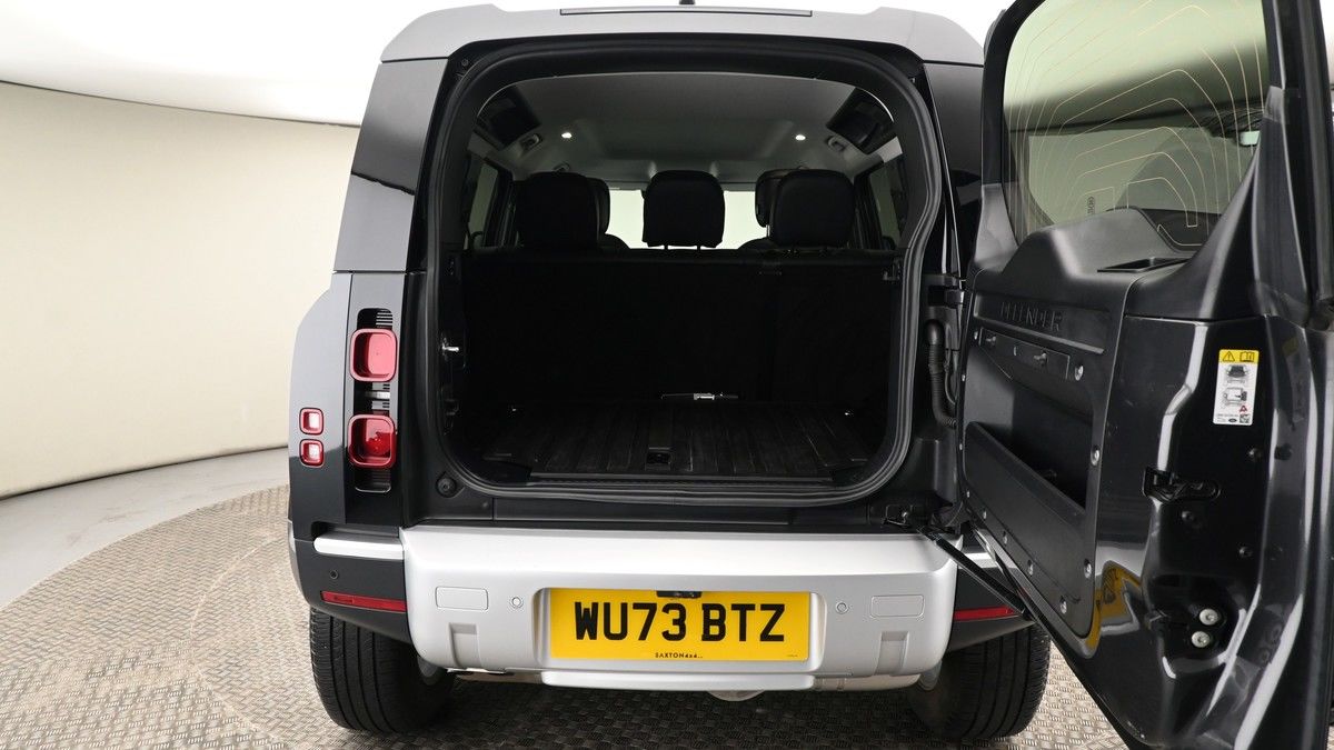 Land Rover Defender 110 Image 10