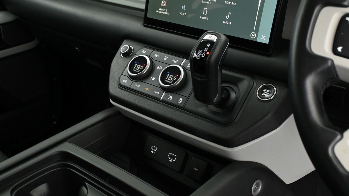Land Rover Defender 110 Image 2